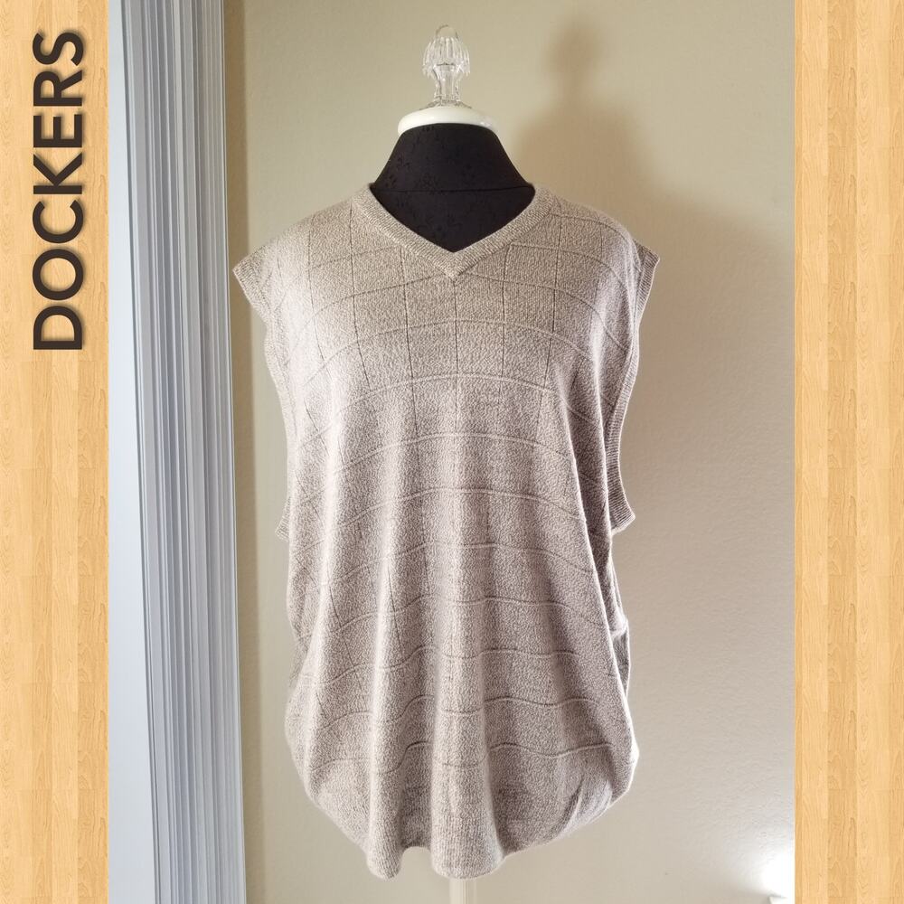 Dockers NWT Men's Vest Size X Large Color Biscuit Cream Tan NEW w/ Tags
